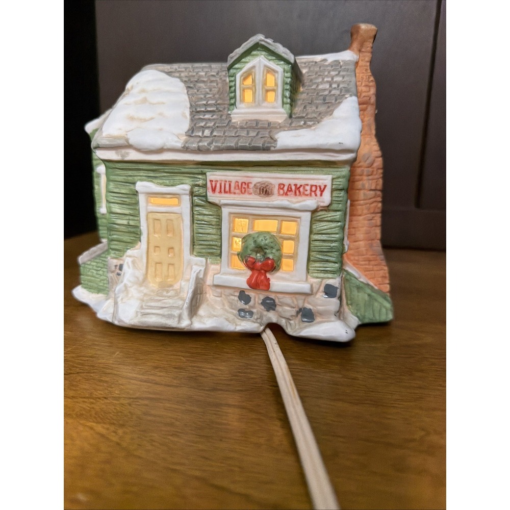 December Ltd Illuminated Ceramic Christmas Village Bakery House 1989 Taiwan 7"